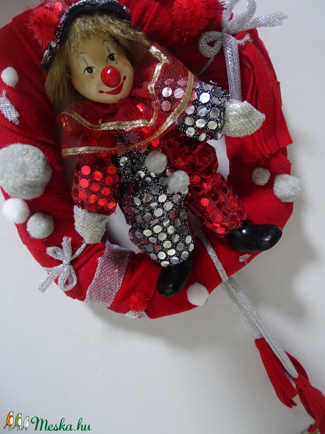 ITT a farsang áll a bál...porcelánfejű - BOHÓC Piros-fehér ezüst,szürke kopogtató,ajtódísz,falidísz   ,koszorú - otthon & életmód - dekoráció - Meska.hu