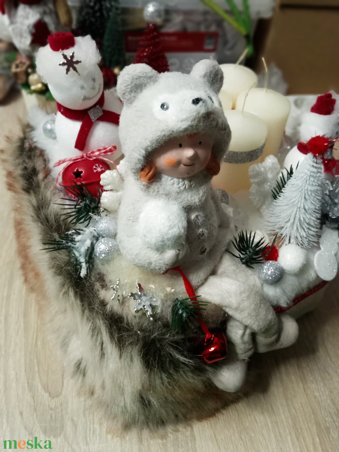 Vidám téli nap-szőrmés csilingelő adventi,karácsonyi ,asztaldísz,koszorú - karácsony - adventi díszek - adventi koszorú - Meska.hu