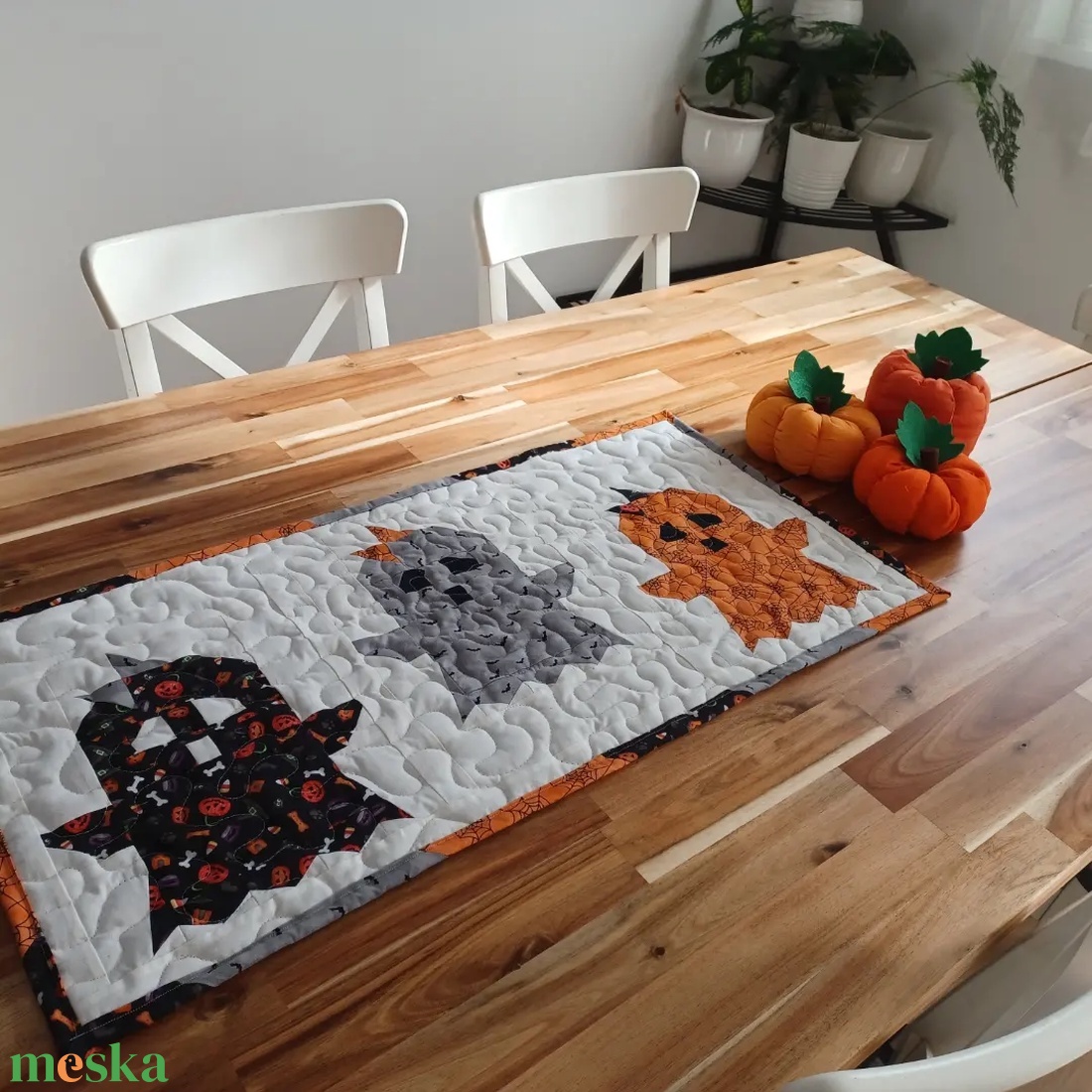 Halloweeni szellemes patchwork asztali futó - otthon & életmód - dekoráció - halloween - halloweeni dekoráció - Meska.hu