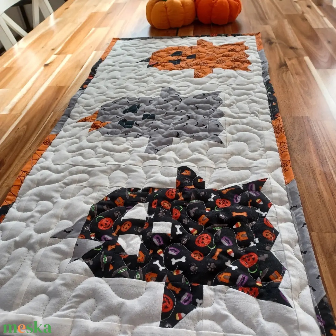 Halloweeni szellemes patchwork asztali futó - otthon & életmód - dekoráció - halloween - halloweeni dekoráció - Meska.hu