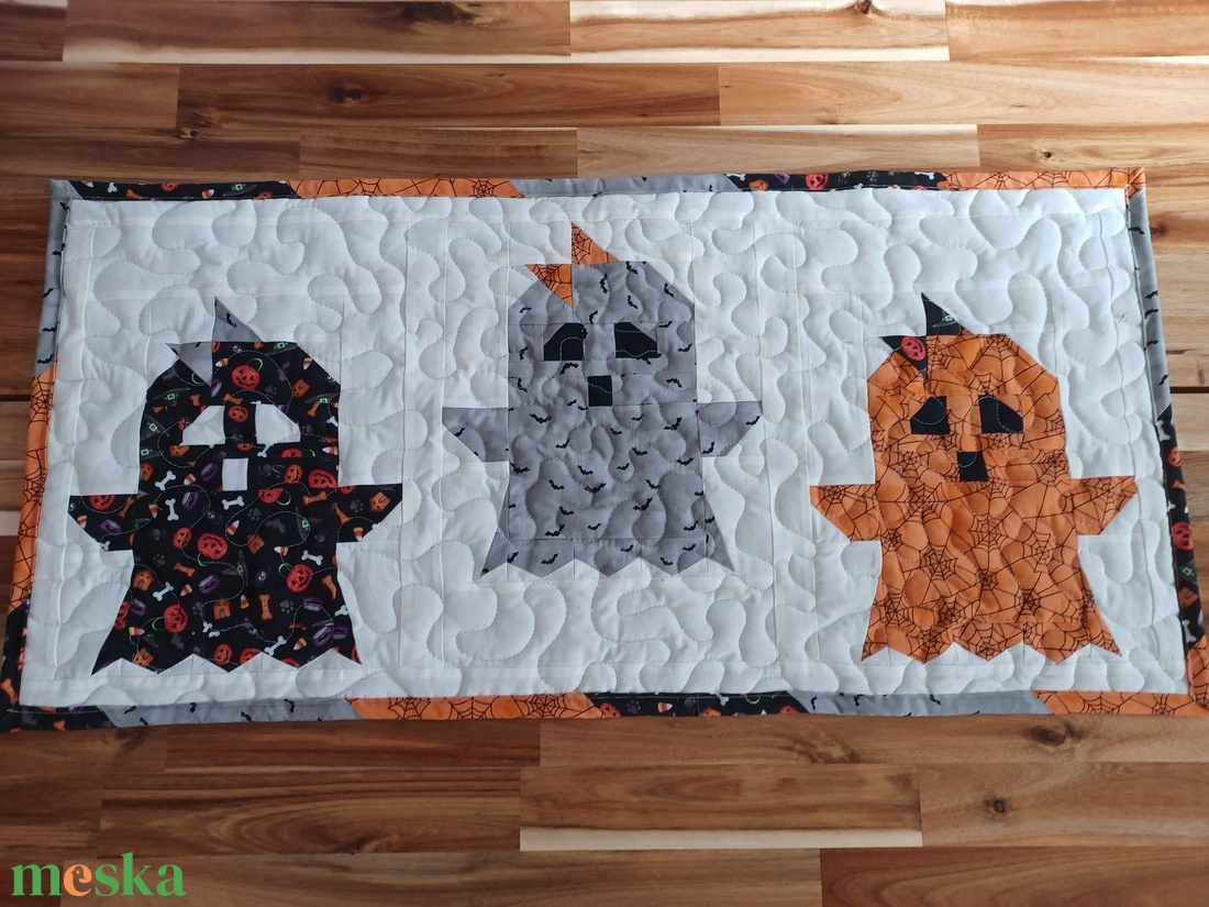 Halloweeni szellemes patchwork asztali futó - otthon & életmód - dekoráció - halloween - halloweeni dekoráció - Meska.hu