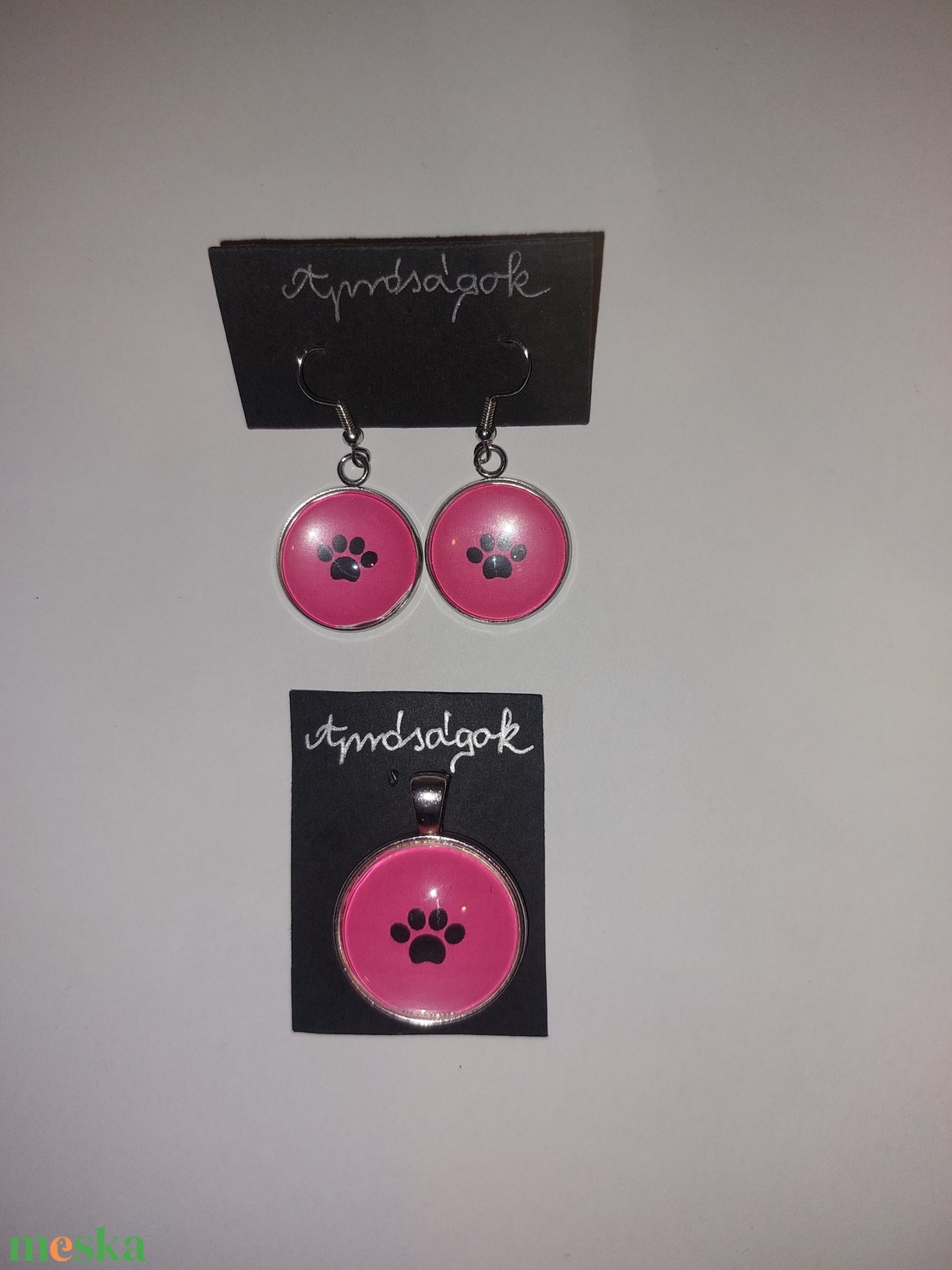 Pink hátterű fekete tappancs Apróságok-üveglencsés ékszerek - ékszer - ékszerszett - Meska.hu Pink hátterű fekete tappancs Apróságok-üveglencsés ékszerek - ékszer - ékszerszett - Meska.hu