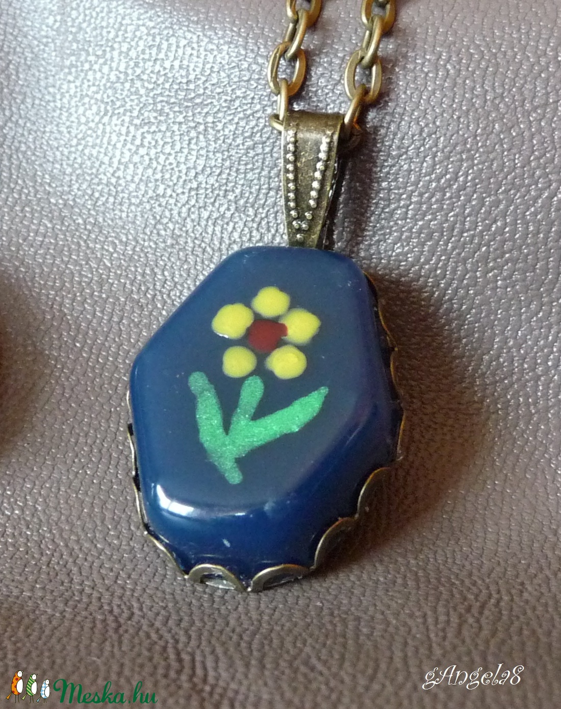 Kék virágos kézzel festett nyaklánc - ékszer - nyaklánc - medálos nyaklánc - Meska.hu