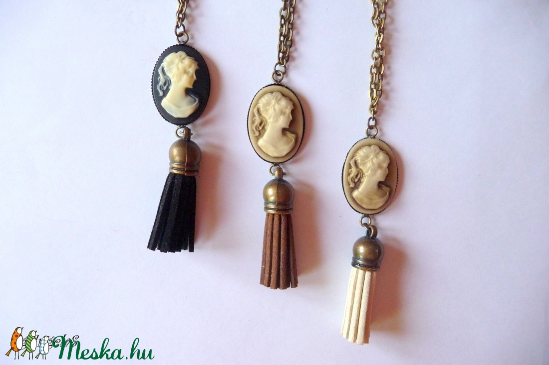 Fekete-fehér kámea nyaklánc fekete bojttal - ékszer - nyaklánc - bojtos nyaklánc - Meska.hu