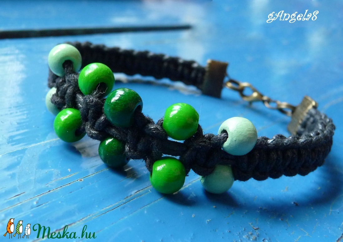 Fekete makramé karkötő zöld gyöngyökkel - ékszer - karkötő - fonott karkötő - Meska.hu