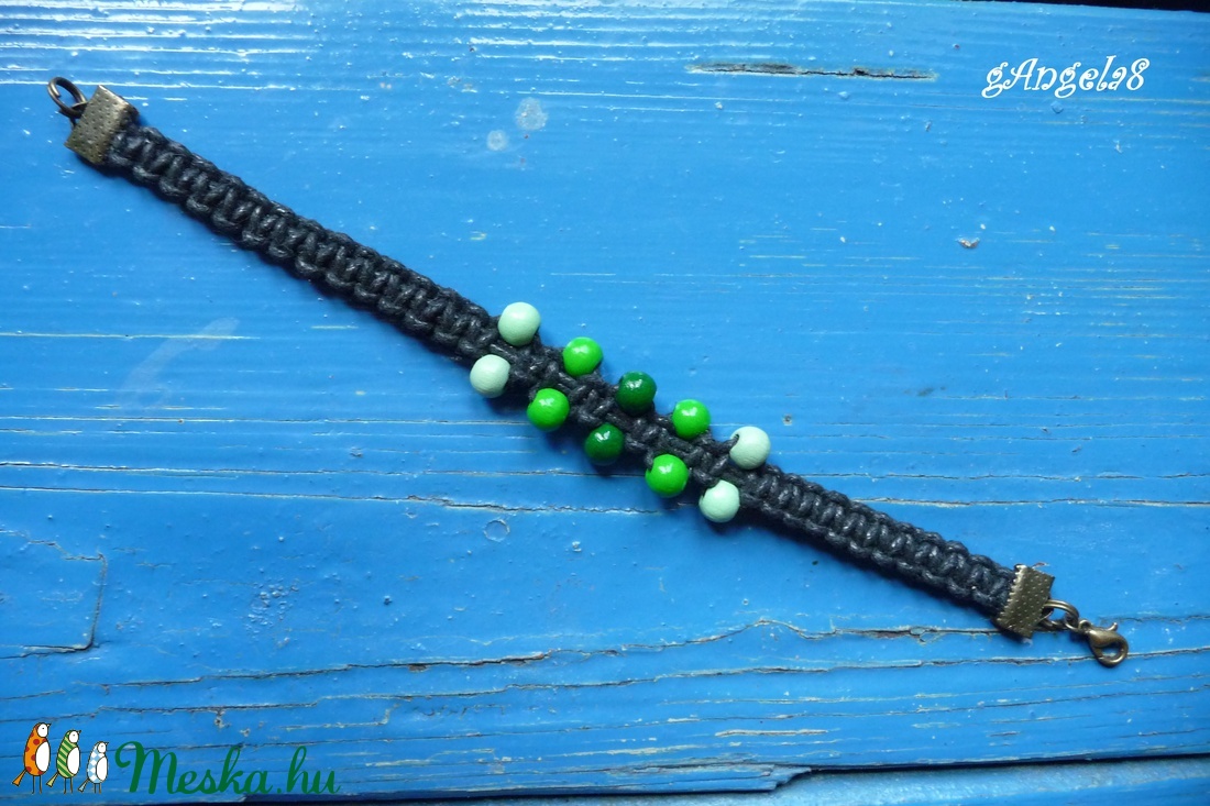 Fekete makramé karkötő zöld gyöngyökkel - ékszer - karkötő - fonott karkötő - Meska.hu