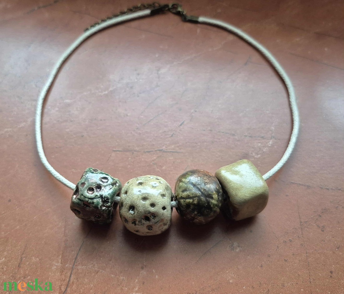 Kavicsok és gyöngyök VI.  raku kerámia óriás gyöngyös nyaklánc (ékszer) - ékszer - nyaklánc - bogyós nyaklánc - Meska.hu