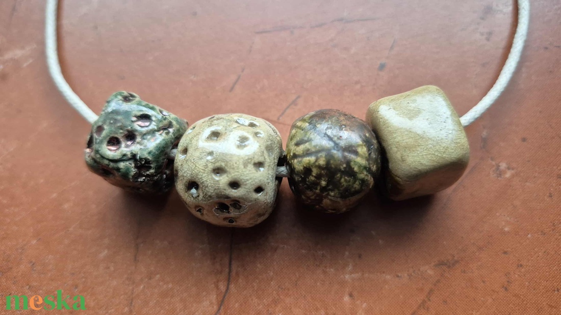 Kavicsok és gyöngyök VI.  raku kerámia óriás gyöngyös nyaklánc (ékszer) - ékszer - nyaklánc - bogyós nyaklánc - Meska.hu