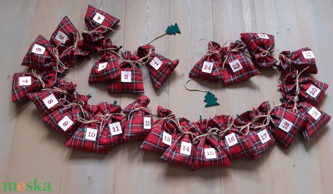 Skótkockás piros adventi zsákok, karácsonyvárás, adventi dísz, dekoráció,  - karácsony - adventi díszek - adventi naptár - Meska.hu