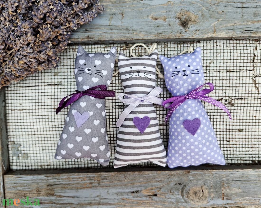 Lila -szürke levendula cicák- levendulás textil dekorációk, 3db illatzsák, levendula illatpárnák - otthon & életmód - gyertya, illat, aroma - illatzsák - Meska.hu Lila -szürke levendula cicák- levendulás textil dekorációk, 3db illatzsák, levendula illatpárnák - otthon & életmód - gyertya, illat, aroma - illatzsák - Meska.hu