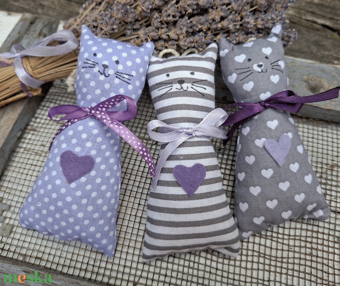 Lila -szürke levendula cicák- levendulás textil dekorációk, 3db illatzsák, levendula illatpárnák - otthon & életmód - gyertya, illat, aroma - illatzsák - Meska.hu Lila -szürke levendula cicák- levendulás textil dekorációk, 3db illatzsák, levendula illatpárnák - otthon & életmód - gyertya, illat, aroma - illatzsák - Meska.hu