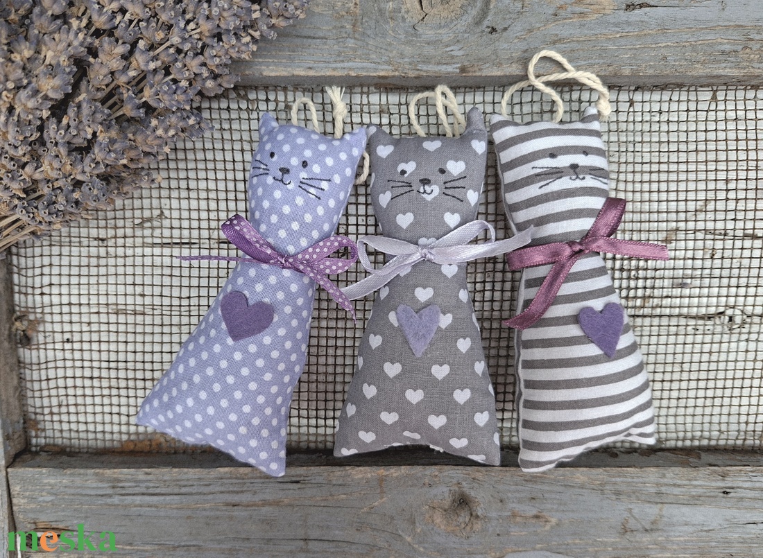 Lila- szürke levendula cicák- levendulás textil dekorációk, 3db illatzsák, levendula illatpárnák - otthon & életmód - gyertya, illat, aroma - illatzsák - Meska.hu Lila- szürke levendula cicák- levendulás textil dekorációk, 3db illatzsák, levendula illatpárnák - otthon & életmód - gyertya, illat, aroma - illatzsák - Meska.hu