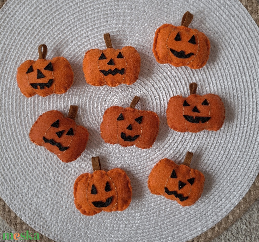 Mókás tökfejek- őszi dísz, dekoráció, függődísz, filcfűzér, ablakdekoráció, ajtódísz - otthon & életmód - dekoráció - halloween - halloweeni ajtódíszek és ablakdíszek - Meska.hu Mókás tökfejek- őszi dísz, dekoráció, függődísz, filcfűzér, ablakdekoráció, ajtódísz - otthon & életmód - dekoráció - halloween - halloweeni ajtódíszek és ablakdíszek - Meska.hu