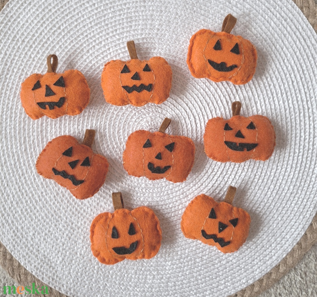 Mókás tökfejek- őszi dísz, dekoráció, függődísz, filcfűzér, ablakdekoráció, ajtódísz - otthon & életmód - dekoráció - halloween - halloweeni ajtódíszek és ablakdíszek - Meska.hu