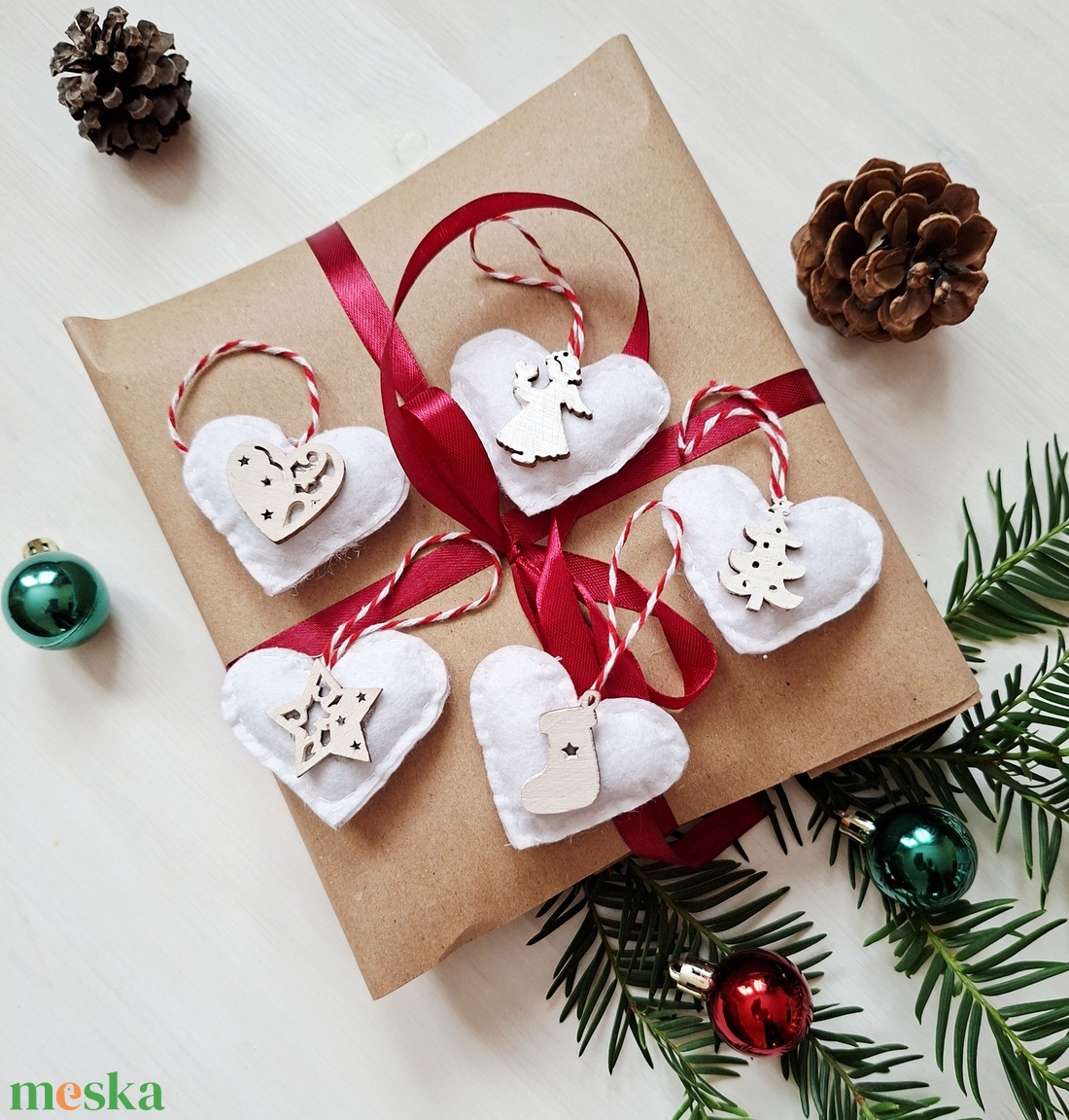 Fehér filc karácsonyi szívecskék, függődíszek, adventi díszek - karácsony - karácsonyi lakásdekoráció - karácsonyfadíszek - Meska.hu