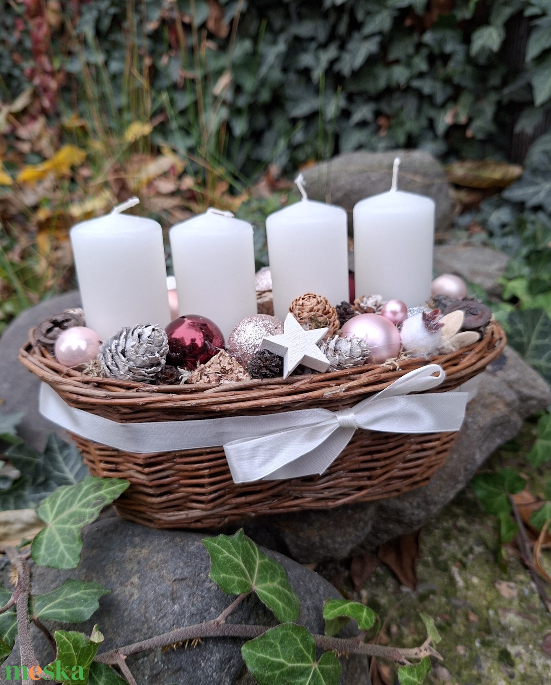 Adventi gyertyakosár- adventi dísz karácsonyi asztaldísz fehér gyertyákkal rózsaszín gömbökkel - karácsony - adventi díszek - adventi koszorú - Meska.hu