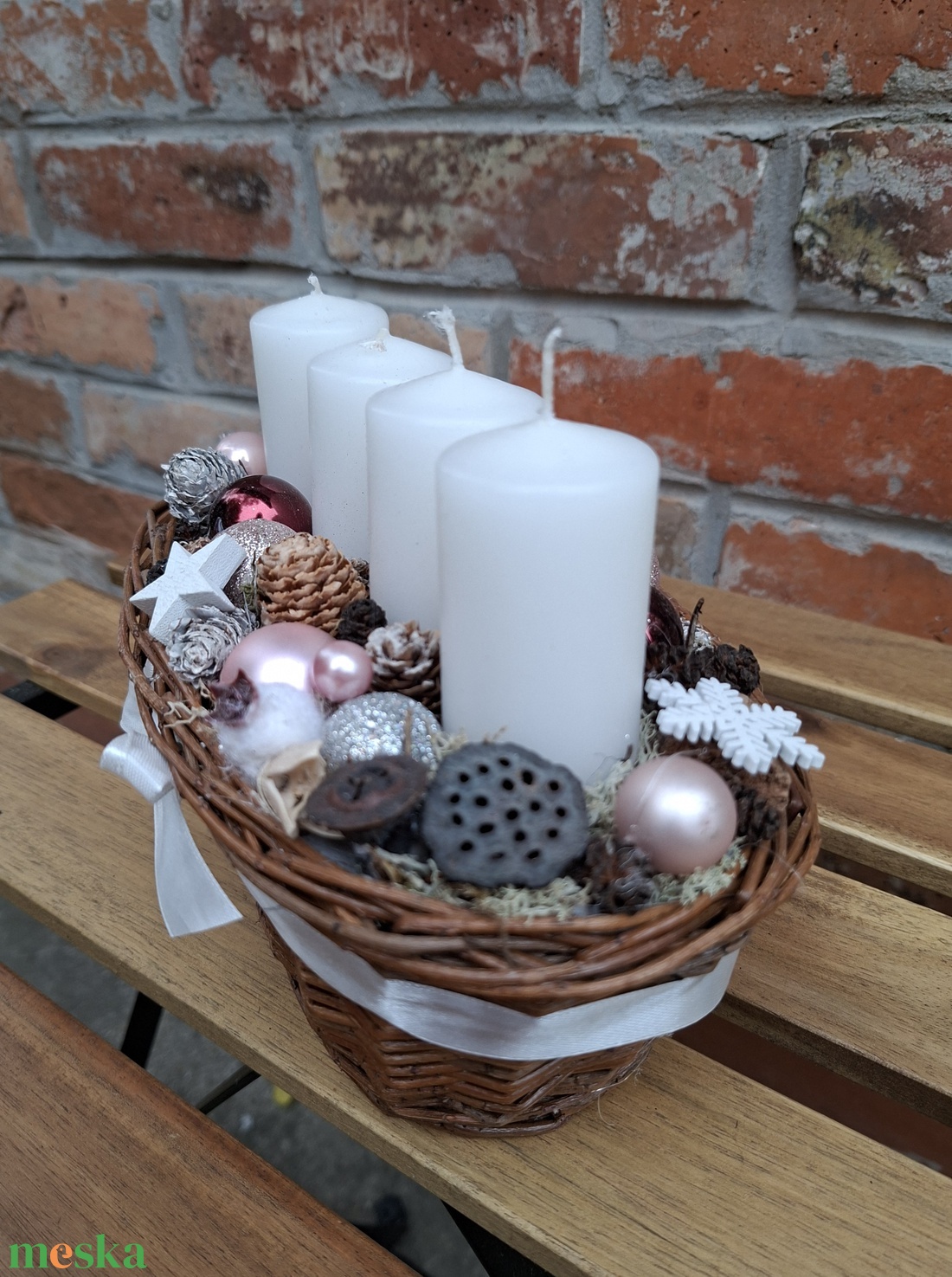Adventi gyertyakosár- adventi dísz karácsonyi asztaldísz fehér gyertyákkal rózsaszín gömbökkel - karácsony - adventi díszek - adventi koszorú - Meska.hu
