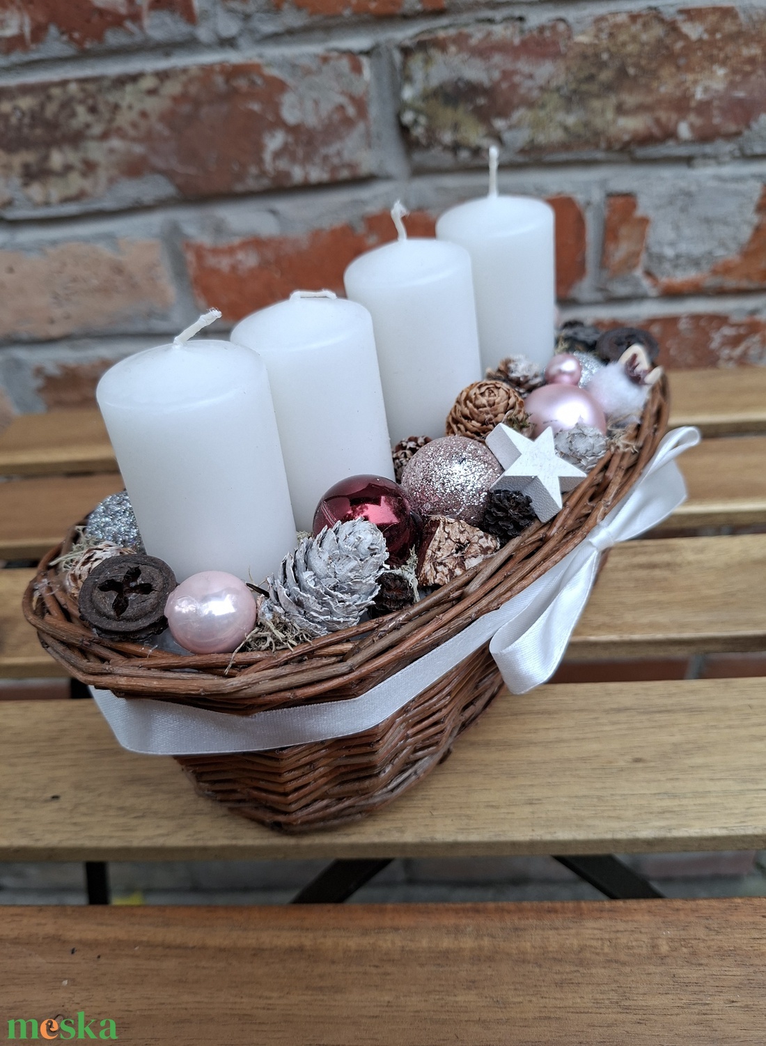 Adventi gyertyakosár- adventi dísz karácsonyi asztaldísz fehér gyertyákkal rózsaszín gömbökkel - karácsony - adventi díszek - adventi koszorú - Meska.hu