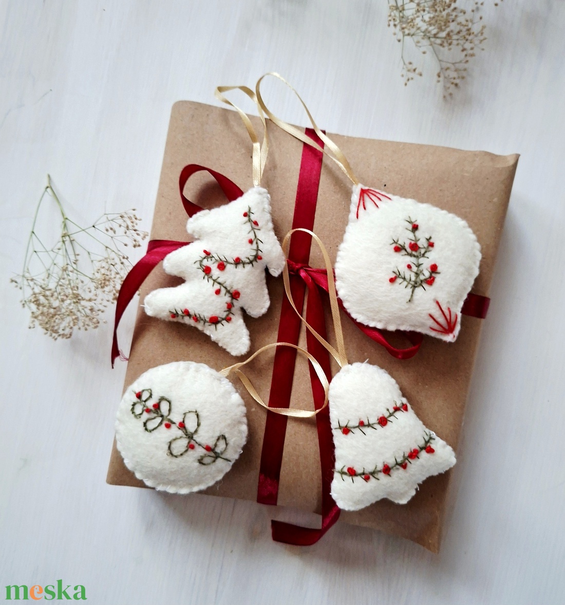 Fehér himzett filc karácsonyfadíszek, filc díszek - karácsony - karácsonyi lakásdekoráció - karácsonyfadíszek - Meska.hu