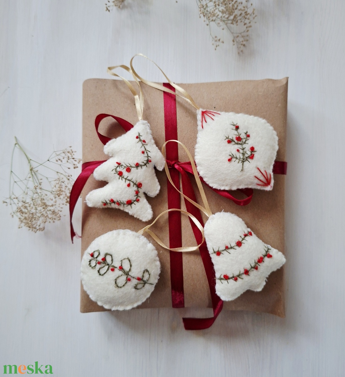 Fehér himzett filc karácsonyfadíszek, filc díszek - karácsony - karácsonyi lakásdekoráció - karácsonyfadíszek - Meska.hu