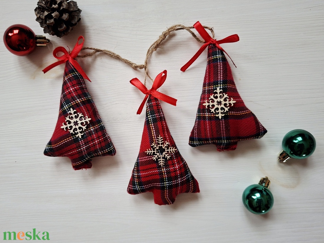 Kockás piros fenyők 3db karácsonyi dekoráció, dísz,  - karácsony - karácsonyi lakásdekoráció - karácsonyfadíszek - Meska.hu