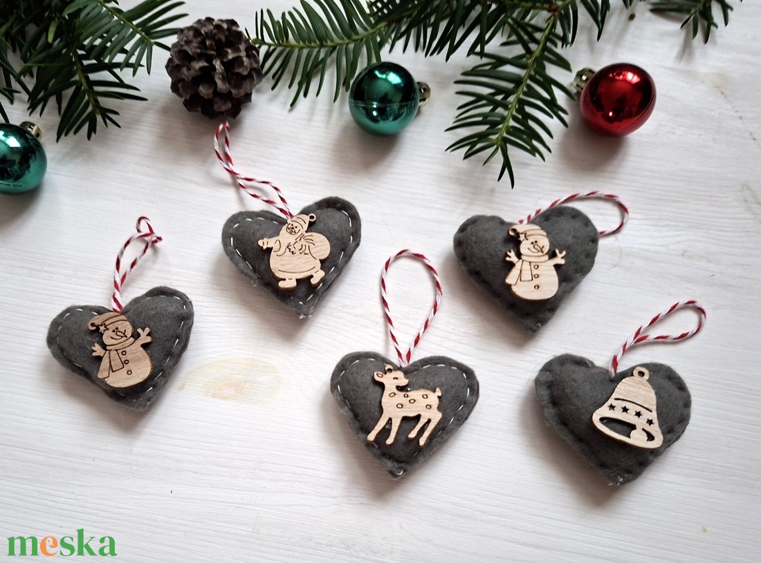 Szürke filc szívek- 5db- karácsonyfadísz, ajándékkísérő, dekoráció - karácsony - karácsonyi lakásdekoráció - karácsonyfadíszek - Meska.hu