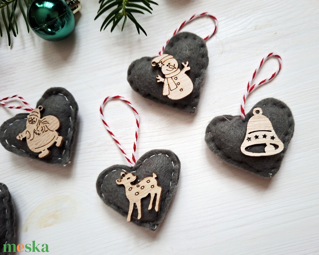 Szürke filc szívek- 5db- karácsonyfadísz, ajándékkísérő, dekoráció - karácsony - karácsonyi lakásdekoráció - karácsonyfadíszek - Meska.hu