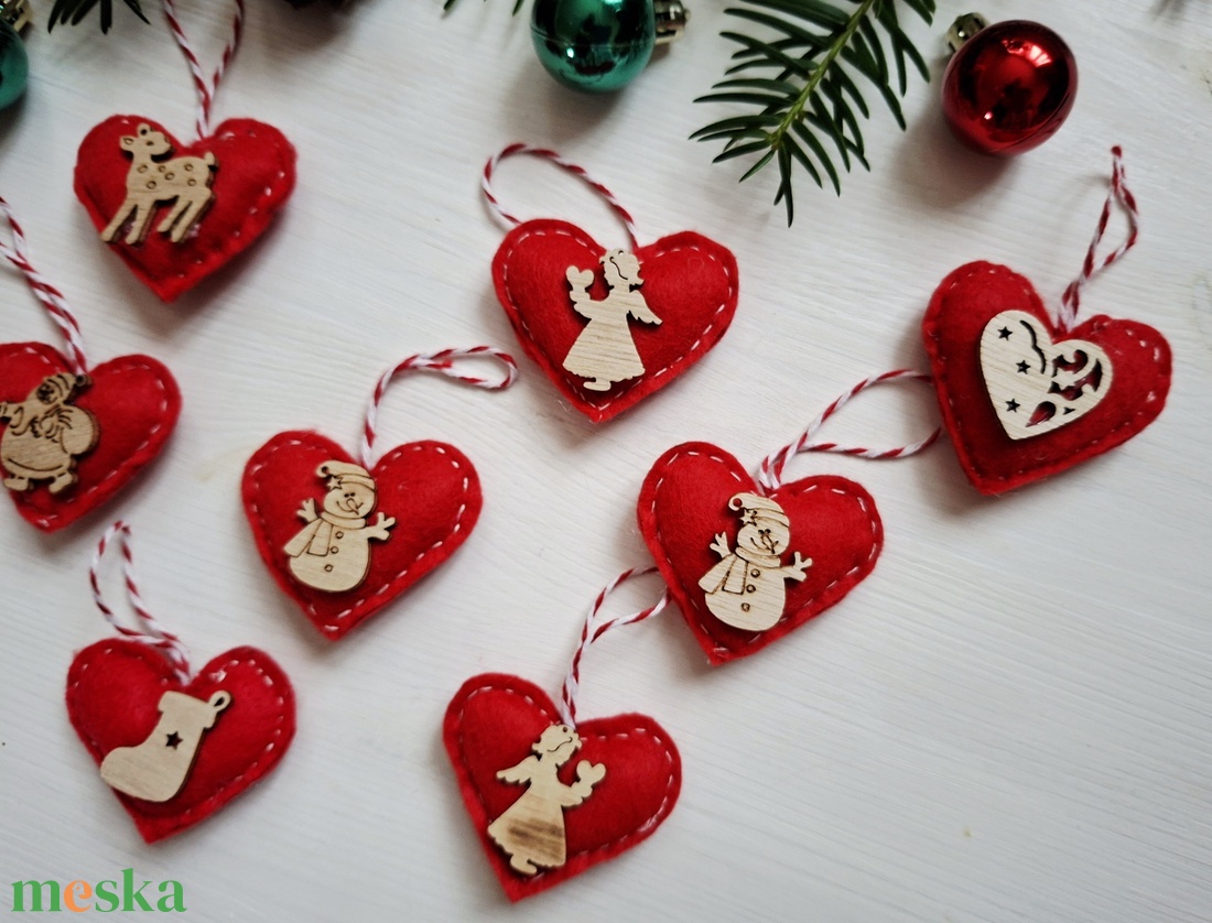 Filc szívek fadíszekkel- 9db akasztós díszek karacsonyi dísz - karácsony - karácsonyi ajándékozás - karácsonyi ajándékcsomagolás - Meska.hu