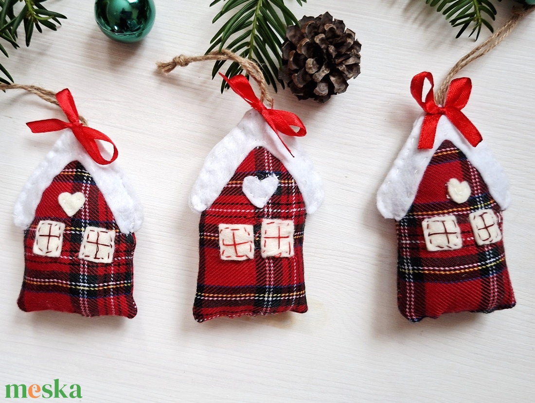 Havas adventi házikók és fahéj fenyők-piros  kockás karácsonyi country dekoráció, díszek  5db - karácsony - karácsonyi lakásdekoráció - karácsonyi lakásdíszek - Meska.hu