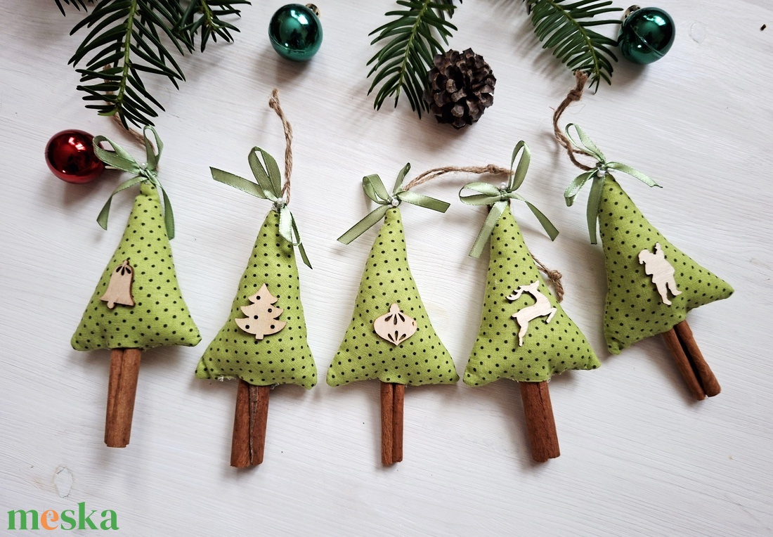 Fahéjillat- fenyők fahéjjal- karácsonyi country dekoráció, díszek 5db zöldben - karácsony - karácsonyi lakásdekoráció - karácsonyfadíszek - Meska.hu
