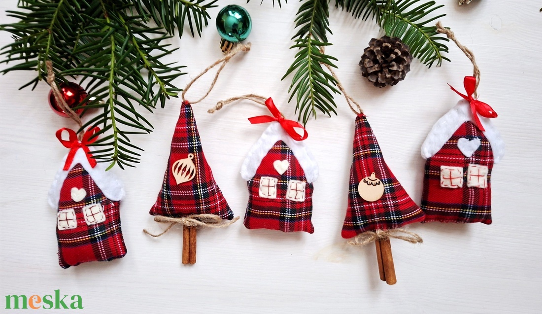 Havas adventi házikók és fahéj fenyők-piros  kockás karácsonyi country dekoráció, díszek  5db - karácsony - karácsonyi lakásdekoráció - karácsonyi lakásdíszek - Meska.hu