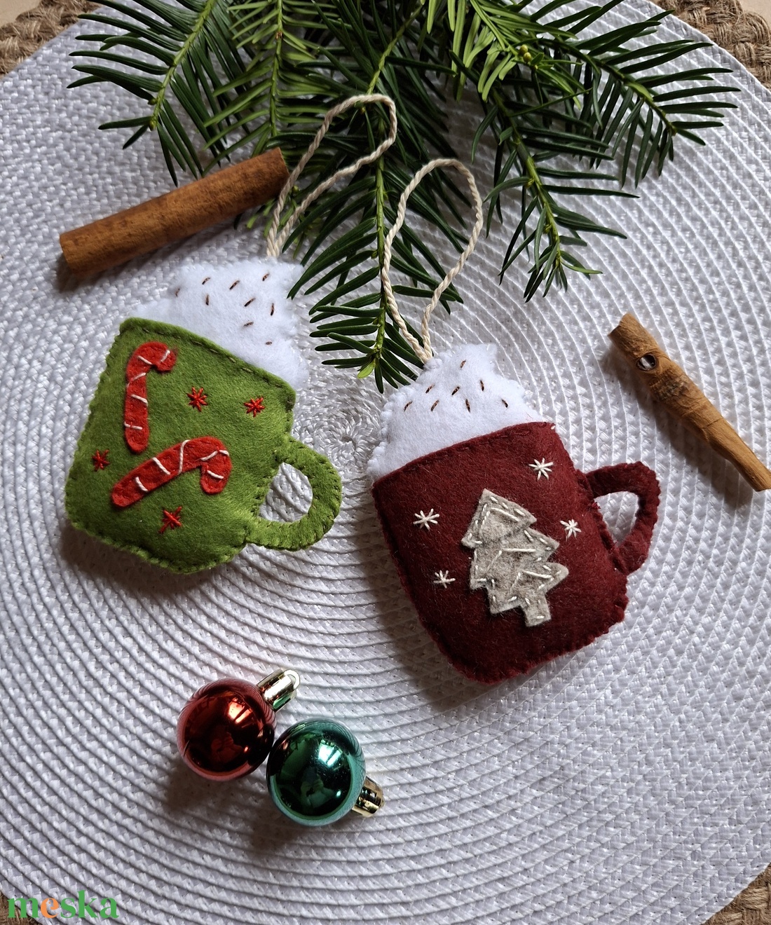 Egy bögre habos kávé- Karácsonyi filc díszek, 2db - karácsony - karácsonyi lakásdekoráció - karácsonyfadíszek - Meska.hu