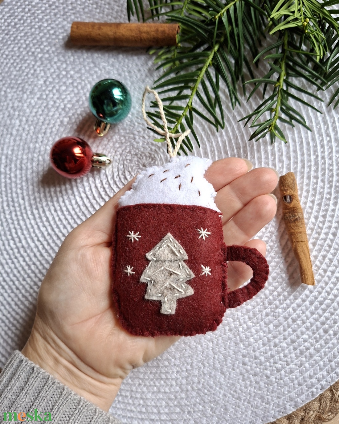 Egy bögre habos kávé- Karácsonyi filc díszek, 2db - karácsony - karácsonyi lakásdekoráció - karácsonyfadíszek - Meska.hu