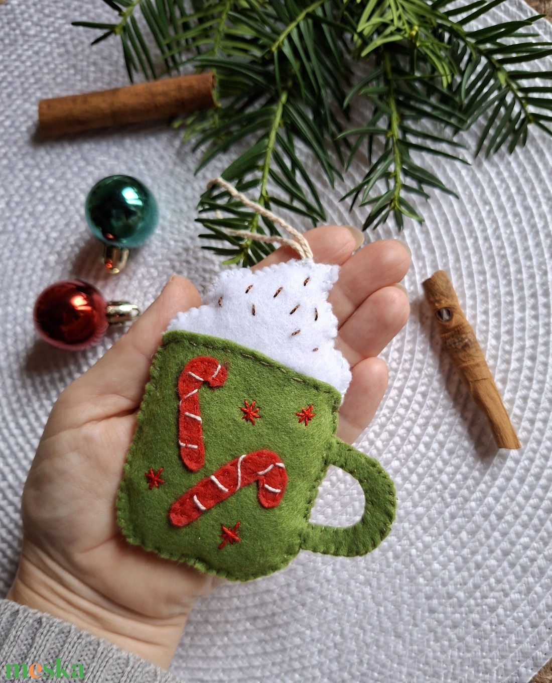 Egy bögre habos kávé- Karácsonyi filc díszek, 2db - karácsony - karácsonyi lakásdekoráció - karácsonyfadíszek - Meska.hu