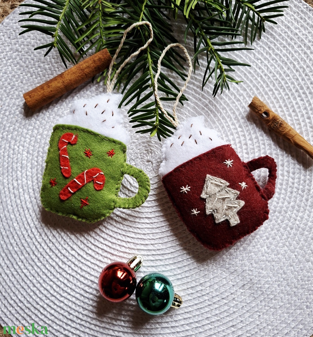 Egy bögre habos kávé- Karácsonyi filc díszek, 2db - karácsony - karácsonyi lakásdekoráció - karácsonyfadíszek - Meska.hu