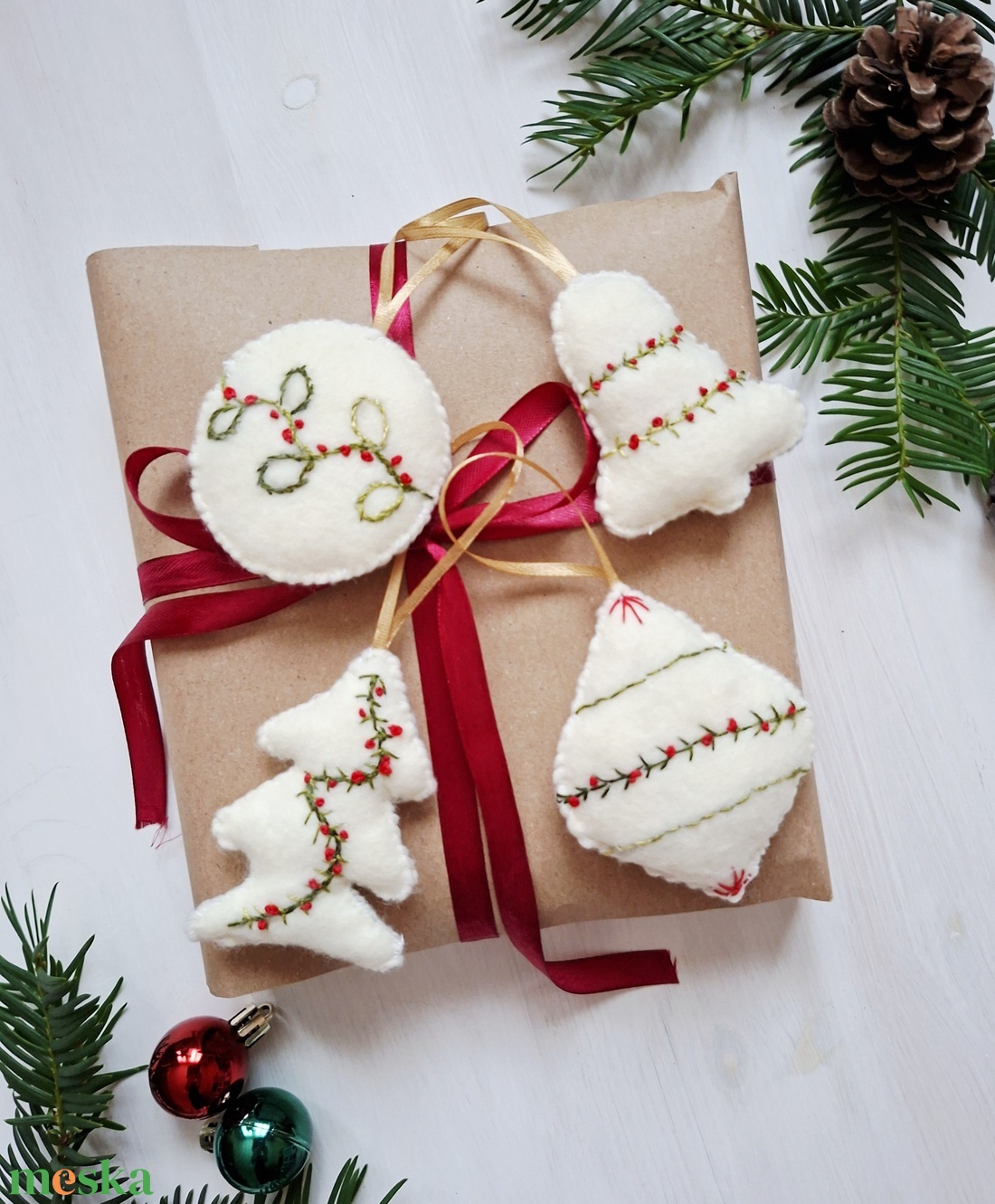 Fehér hímzett filc karácsonyfadíszek, filc díszek - karácsony - karácsonyi lakásdekoráció - karácsonyfadíszek - Meska.hu