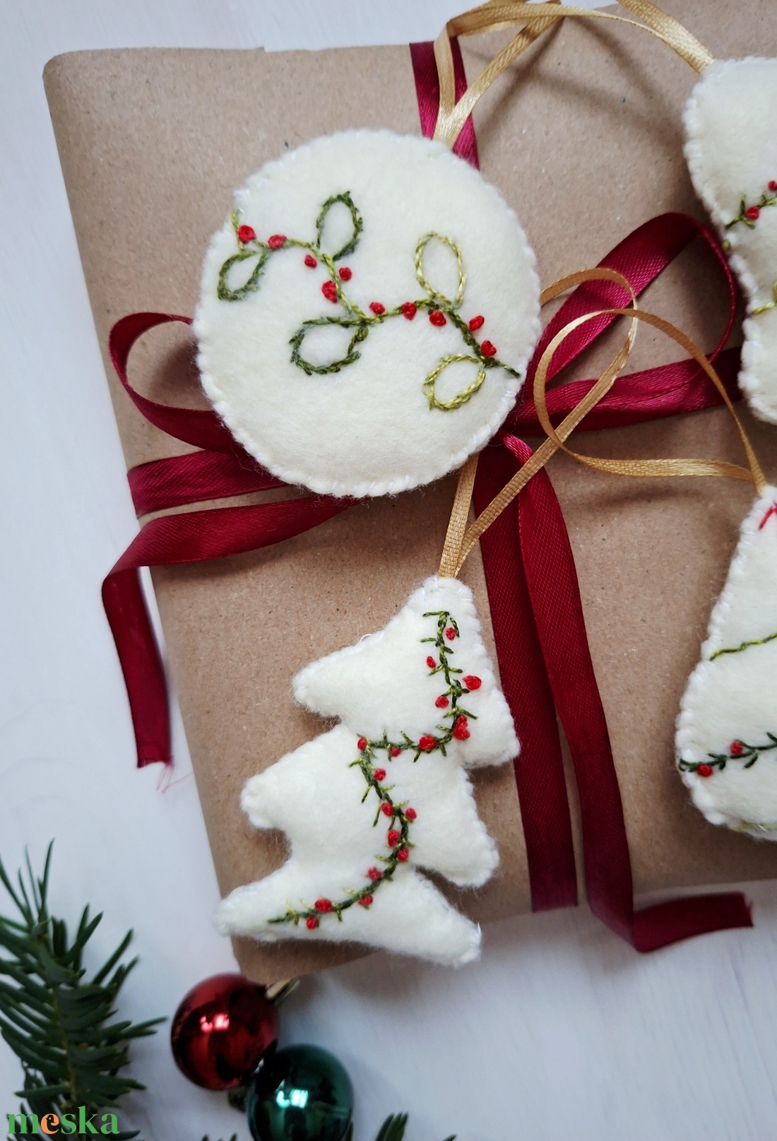 Fehér hímzett filc karácsonyfadíszek, filc díszek - karácsony - karácsonyi lakásdekoráció - karácsonyfadíszek - Meska.hu