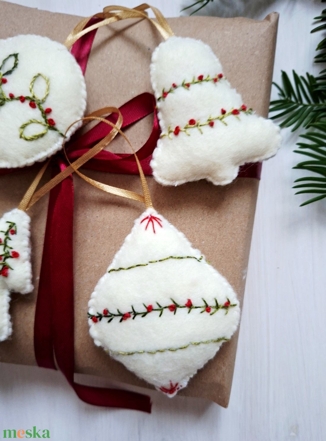 Fehér hímzett filc karácsonyfadíszek, filc díszek - karácsony - karácsonyi lakásdekoráció - karácsonyfadíszek - Meska.hu