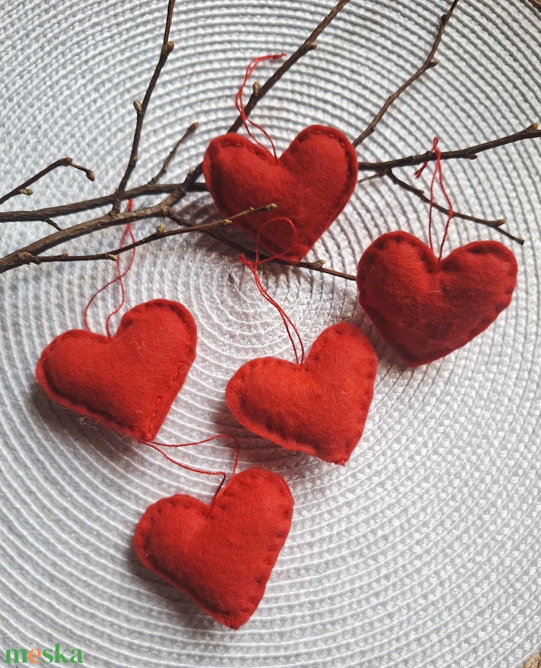Piros filc szívek- 5db-  ajándékkísérő, dekoráció - otthon & életmód - dekoráció - fali és függő dekoráció - függődísz - Meska.hu