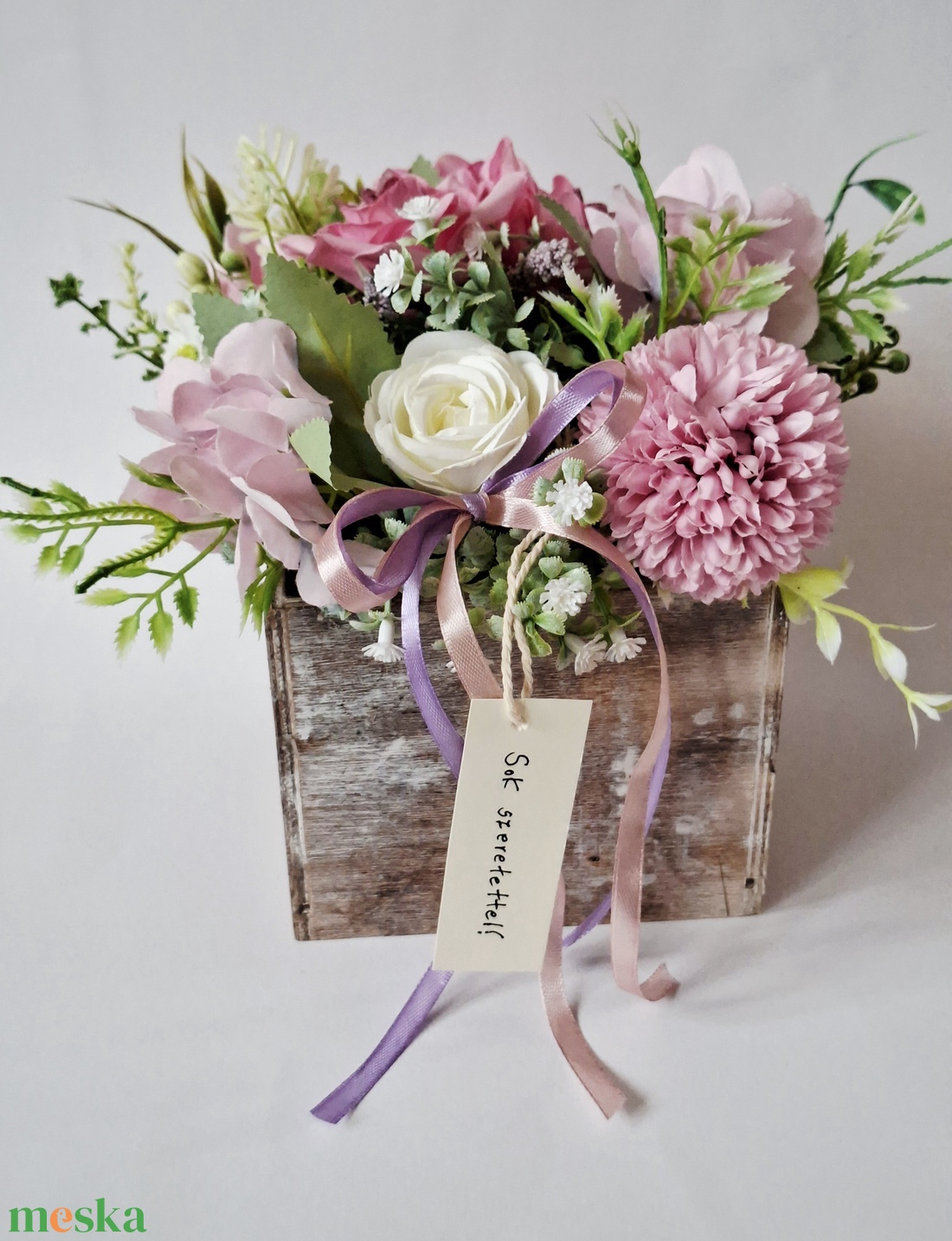 Rózsák és hortenziák fadobozban,  virágdísz nőnapra, születésnapra ünnepi alkalmakra - otthon & életmód - dekoráció - asztal és polc dekoráció - asztaldísz - Meska.hu