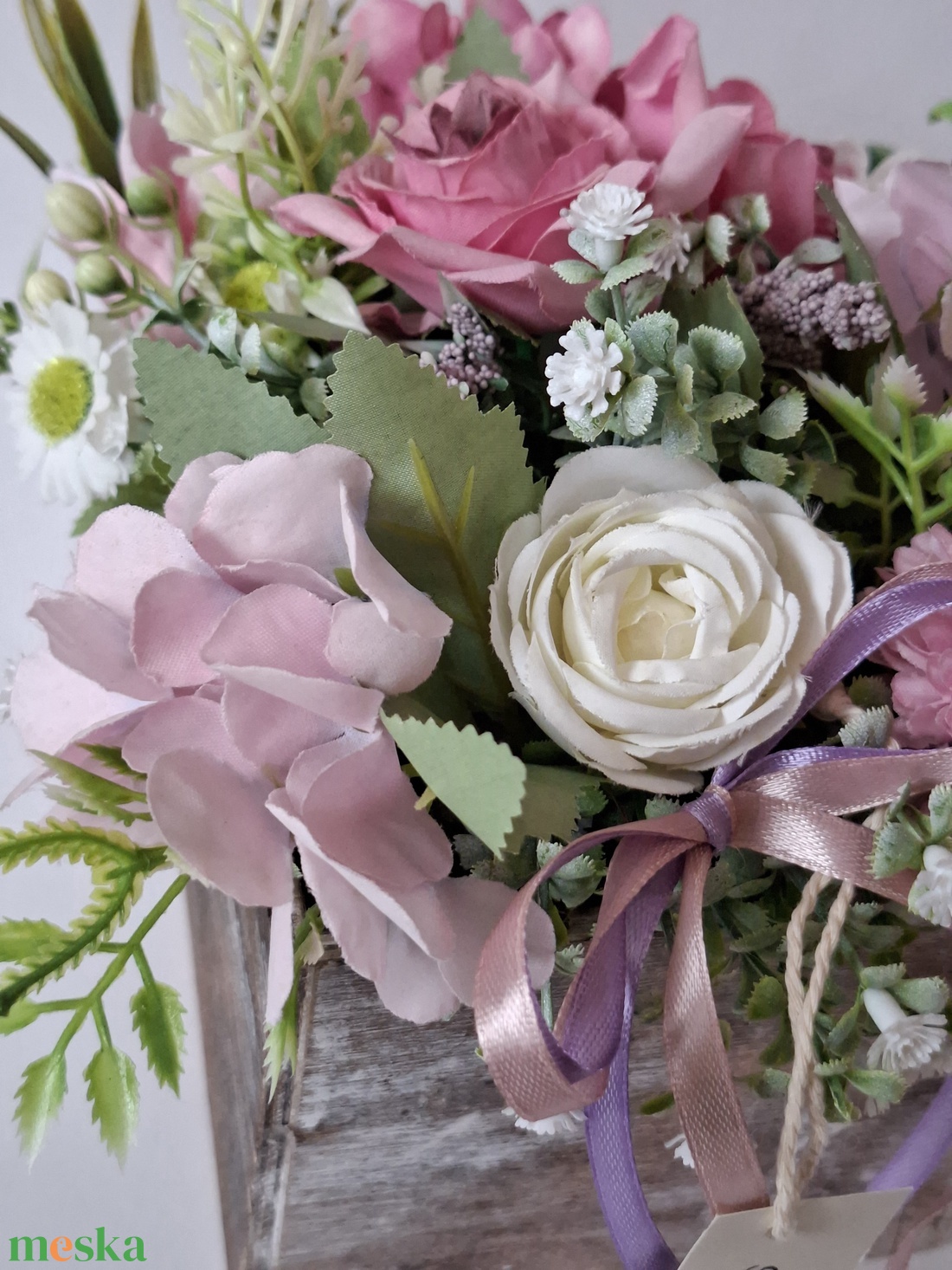 Rózsák és hortenziák fadobozban,  virágdísz nőnapra, születésnapra ünnepi alkalmakra - otthon & életmód - dekoráció - asztal és polc dekoráció - asztaldísz - Meska.hu