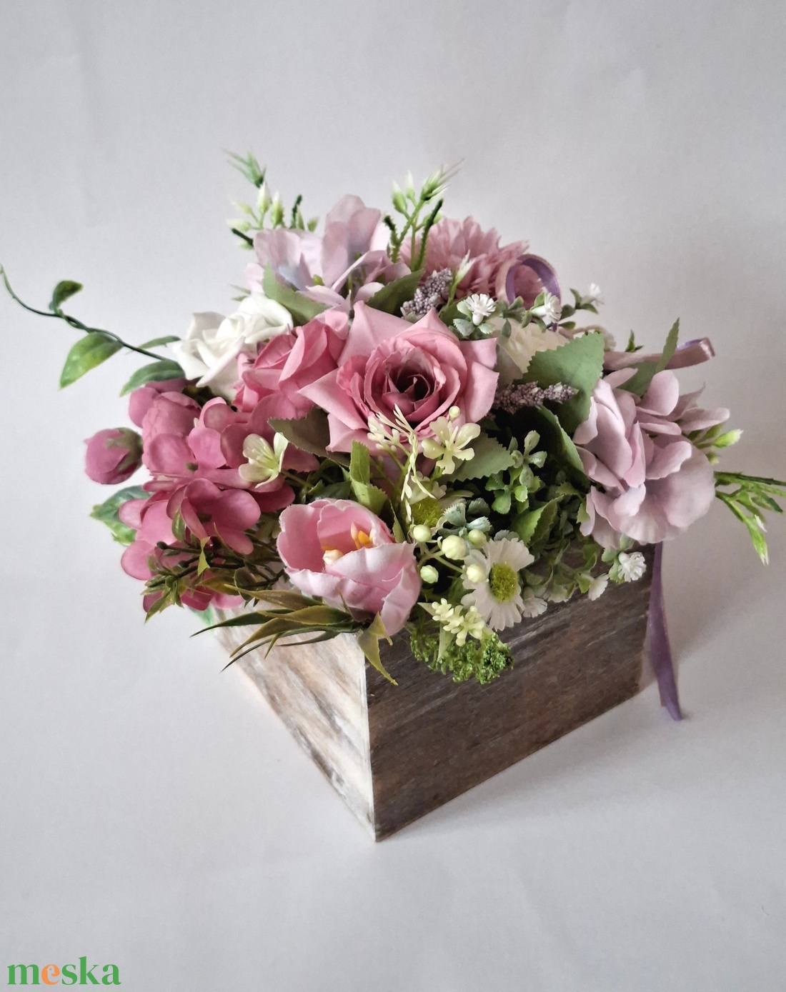 Rózsák és hortenziák fadobozban,  virágdísz nőnapra, születésnapra ünnepi alkalmakra - otthon & életmód - dekoráció - asztal és polc dekoráció - asztaldísz - Meska.hu