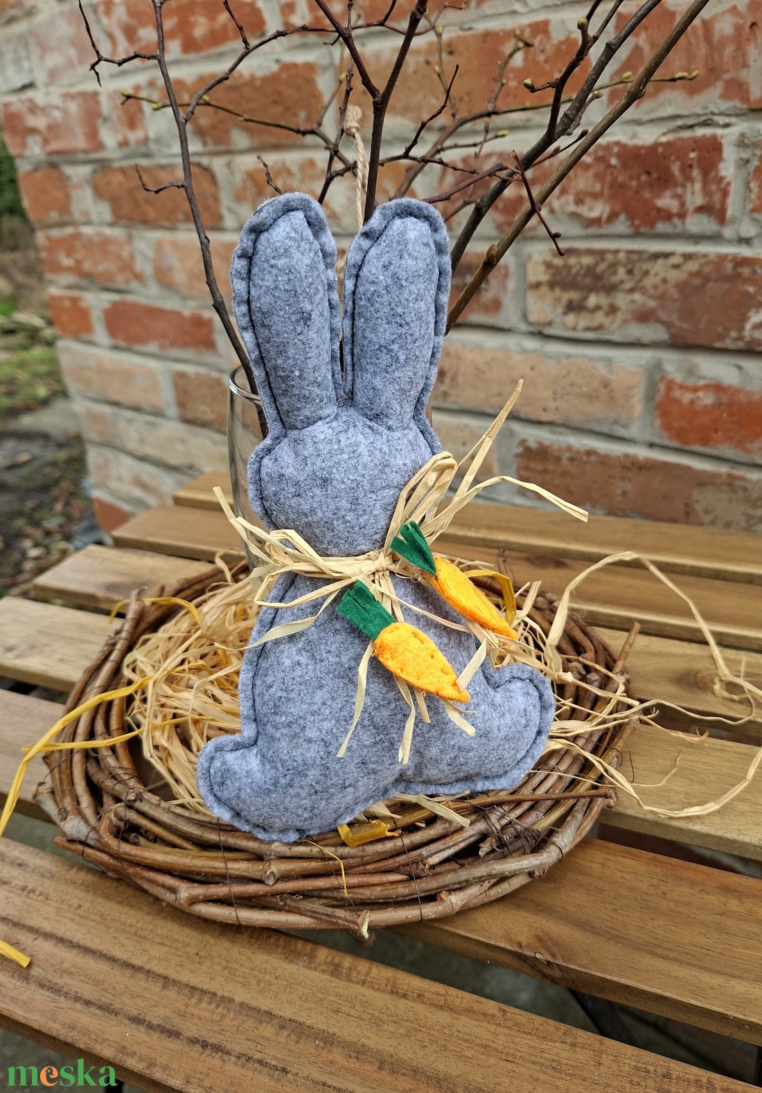 Szürke Nyuszi- filc nyúl, akasztós dísz, ajtódísz, ablakdísz, húsvéti dekoráció - ünnepi díszek, dekorációk - húsvéti díszek és dekorációk - húsvéti ablakdíszek - Meska.hu