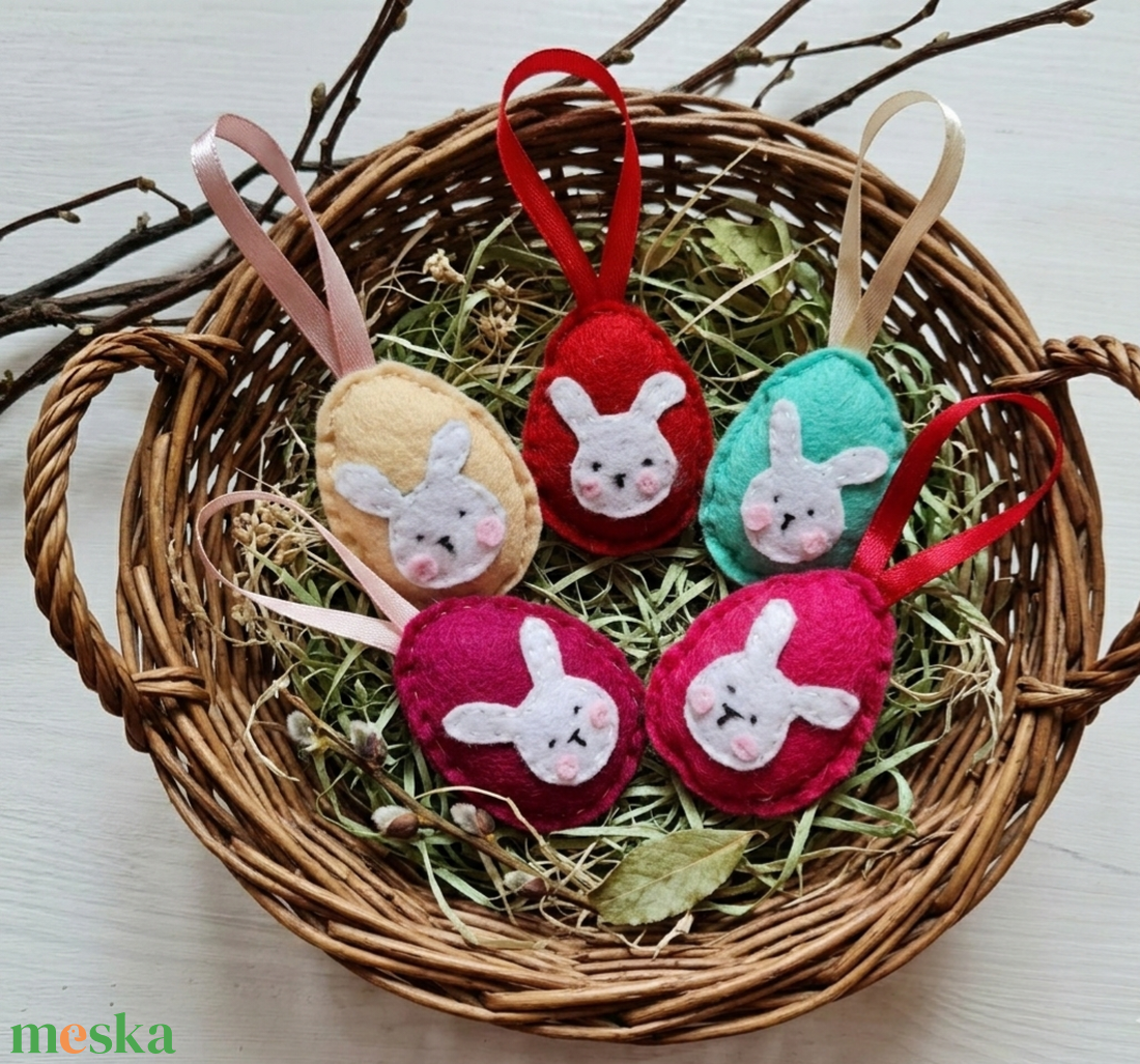 Nyuszis filc tojások- húsvéti függődíszek, ajándékba, tavaszi dekoráció - otthon & életmód - dekoráció - fali és függő dekoráció - függődísz - Meska.hu