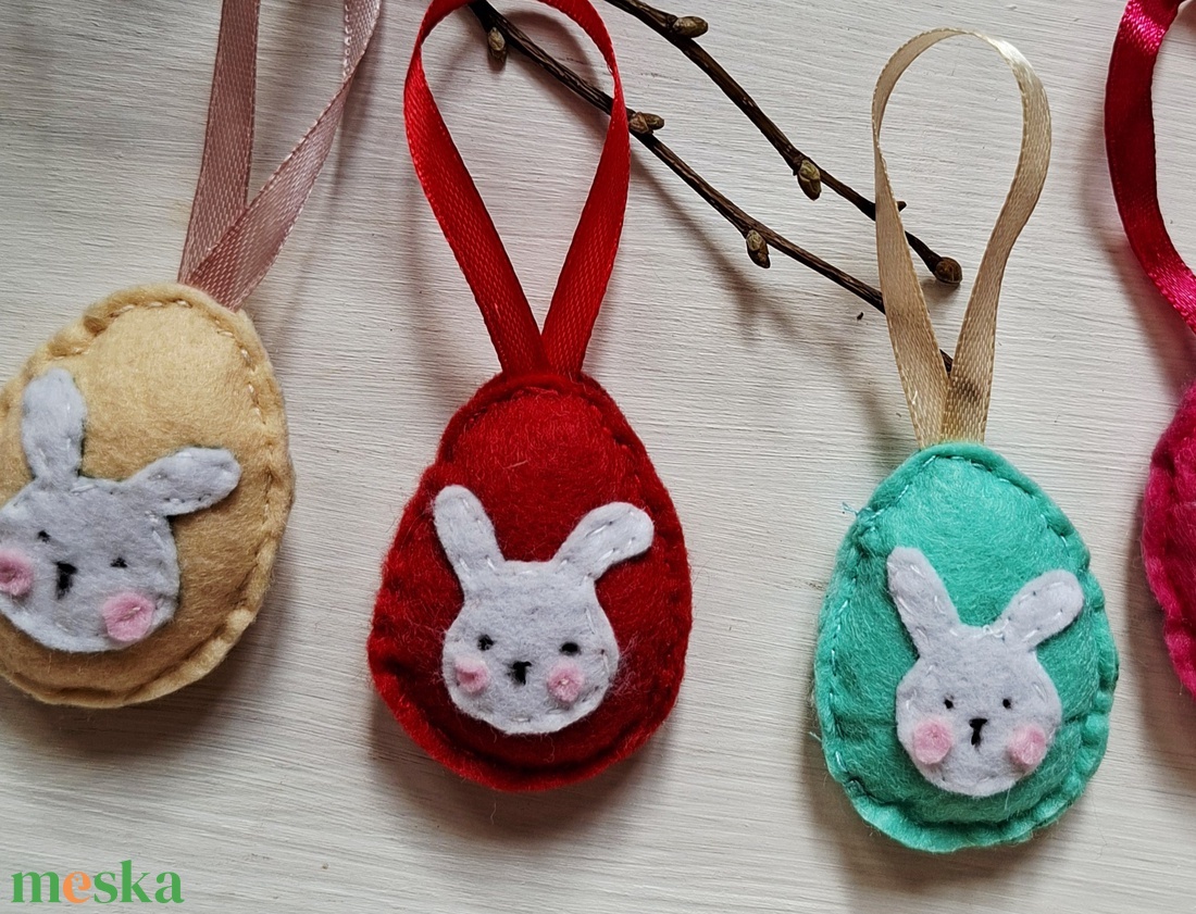 Nyuszis filc tojások- húsvéti függődíszek, ajándékba, tavaszi dekoráció - otthon & életmód - dekoráció - fali és függő dekoráció - függődísz - Meska.hu