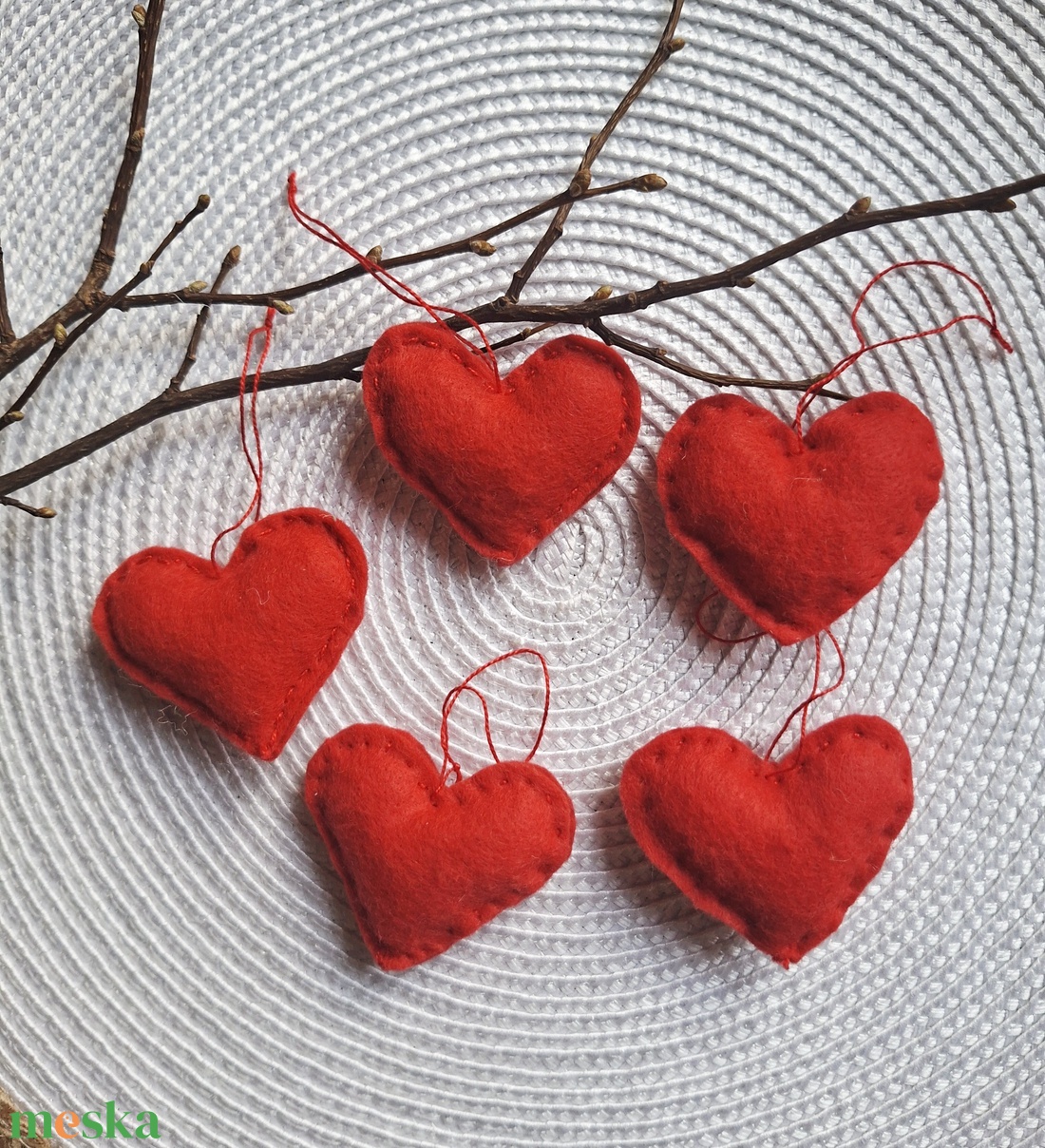 Filc piros szívek- függődíszek, ajándékkísérő,, tavaszi dekoráció - otthon & életmód - dekoráció - fali és függő dekoráció - függődísz - Meska.hu
