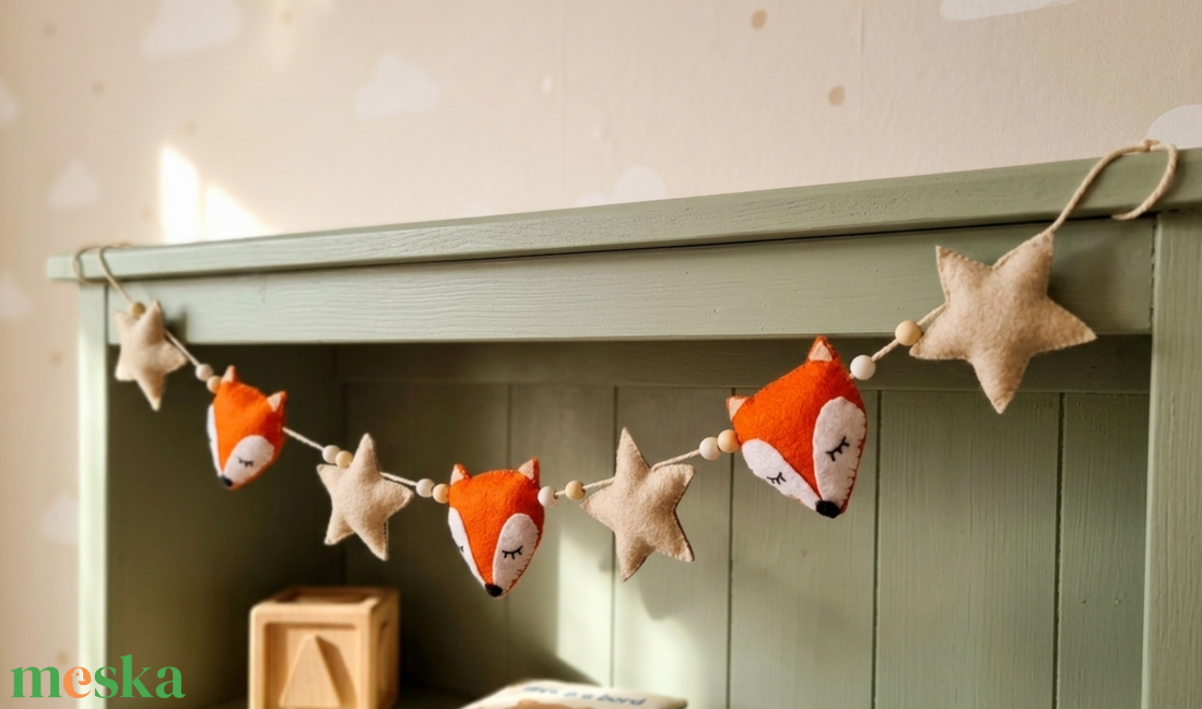 Alvó kisróka pofik- girland, fűzér, gyerekszobai, babaszobai dekoráció,  bézs- narancs - baba - mama - babaszoba dekoráció - babaszoba füzér, girland  - Meska.hu