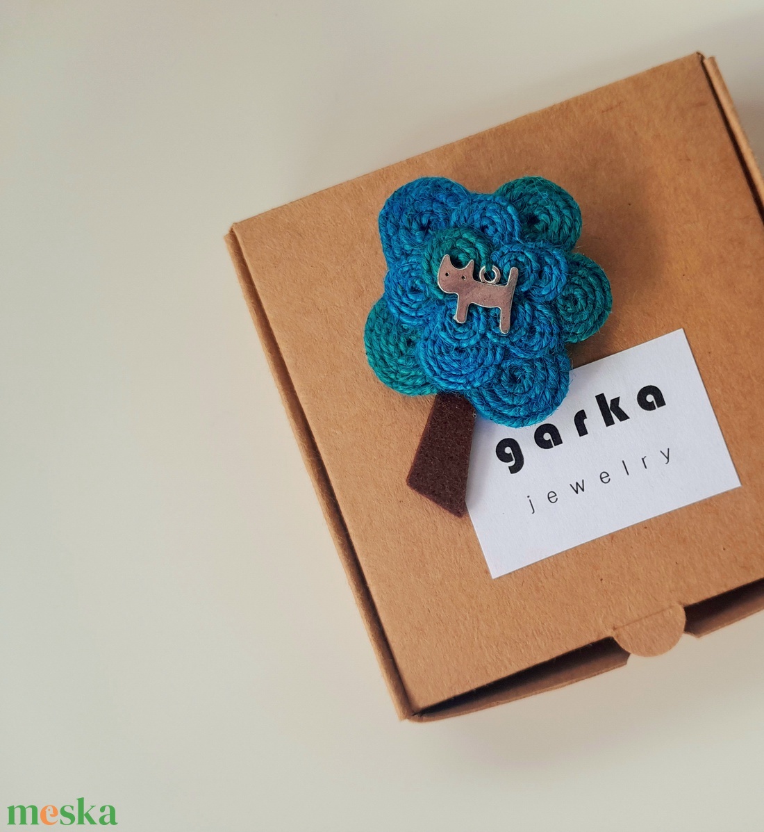 Fa bross, cicával (kicsi) - ékszer - kitűző és bross - kitűző - Meska.hu Fa bross, cicával (kicsi) - ékszer - kitűző és bross - kitűző - Meska.hu