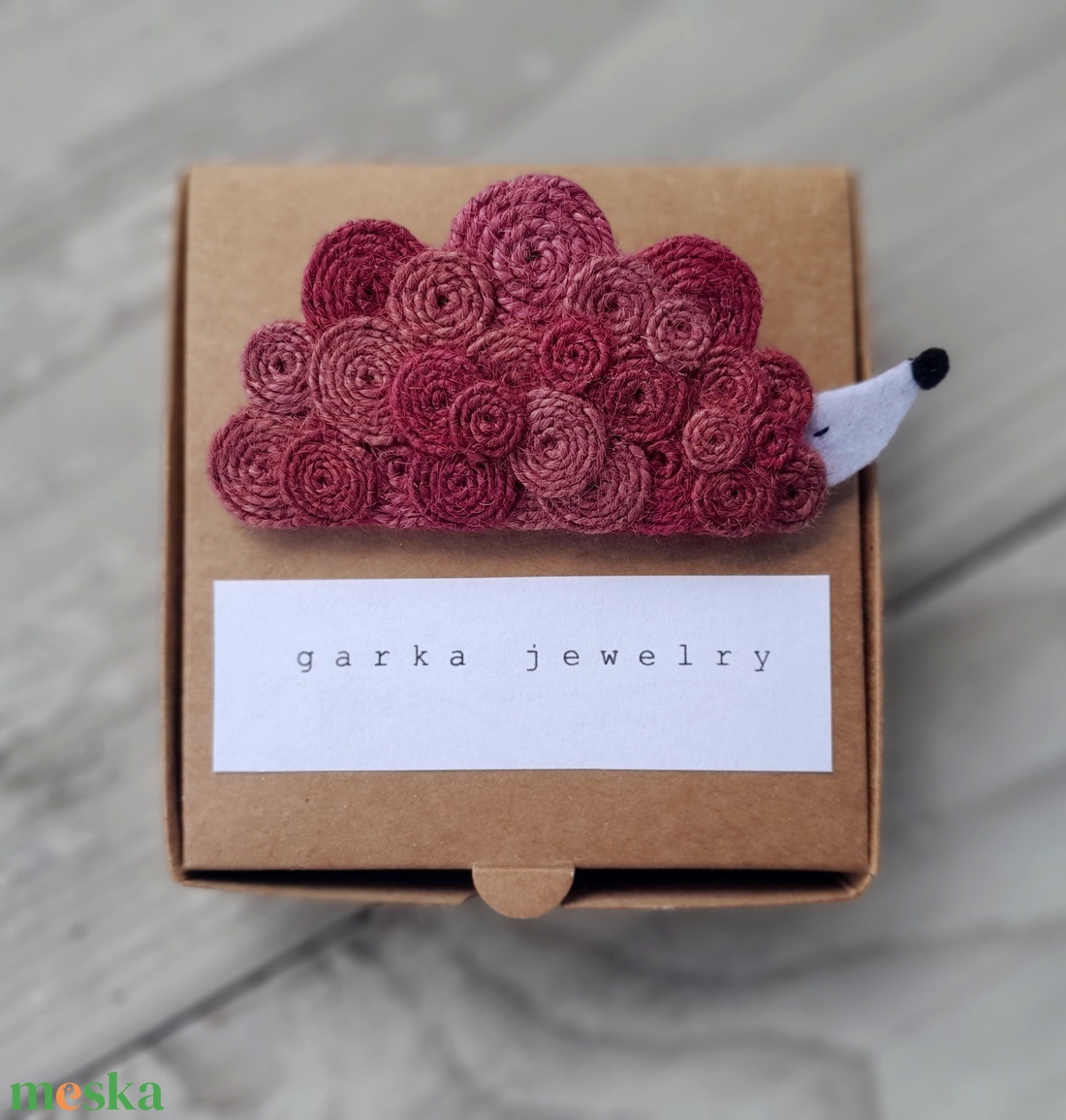 Süni bross - ékszer - kitűző és bross - kitűző - Meska.hu Süni bross - ékszer - kitűző és bross - kitűző - Meska.hu