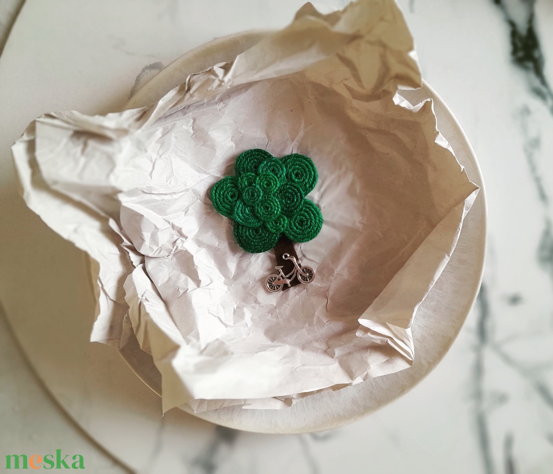Fa kitűző, biciklivel - ékszer - kitűző és bross - kitűző - Meska.hu